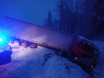 Зимняя ловушка: как “Буксир-112” вызволил грузовик из снежного плена
